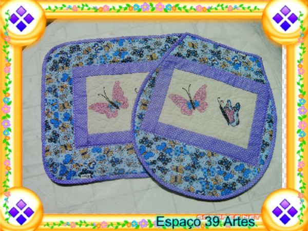JOGOS DE BANHEIRO EM MATELASSE COM APLICAÇÃO